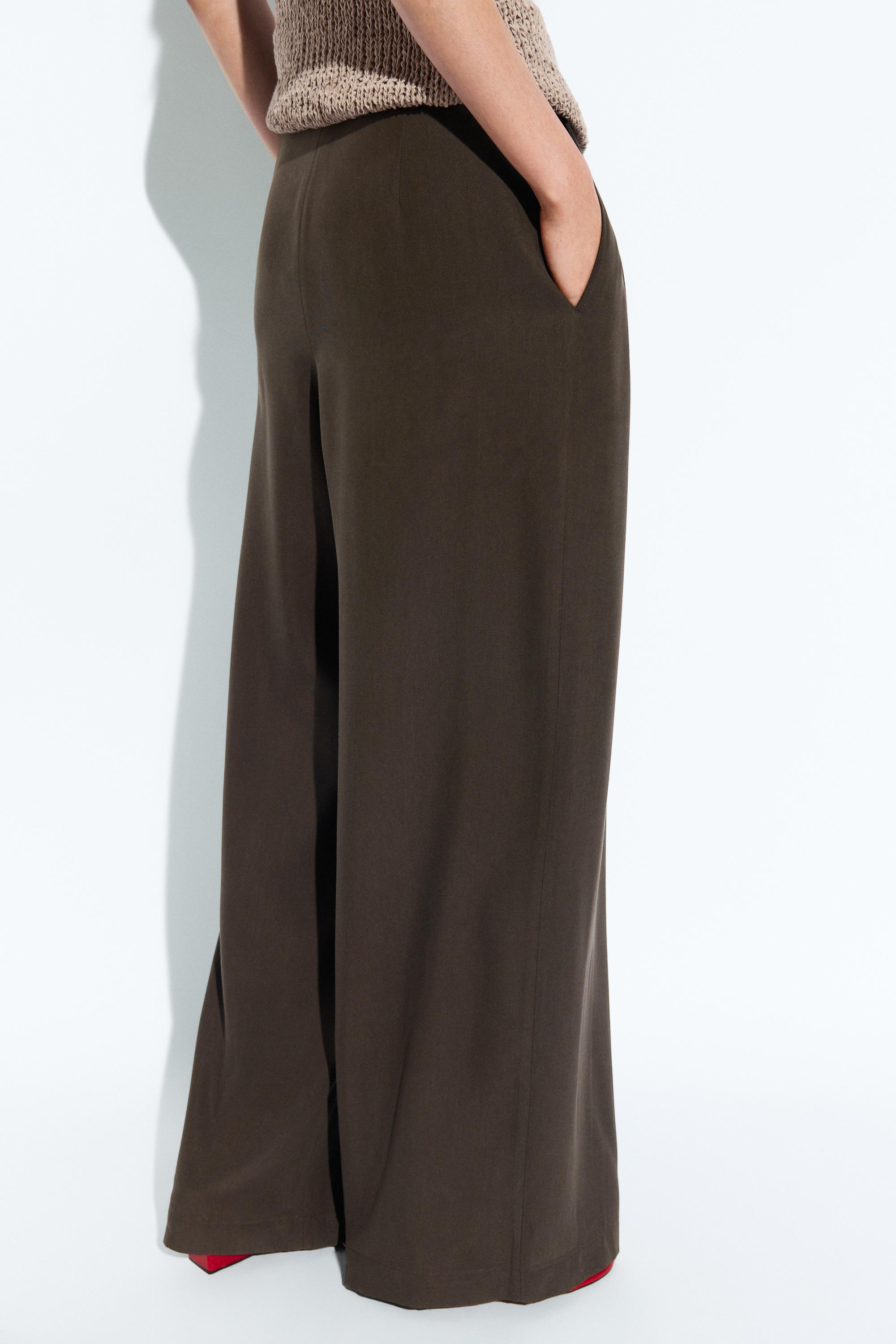 Flowing wide-leg pants with dart detail